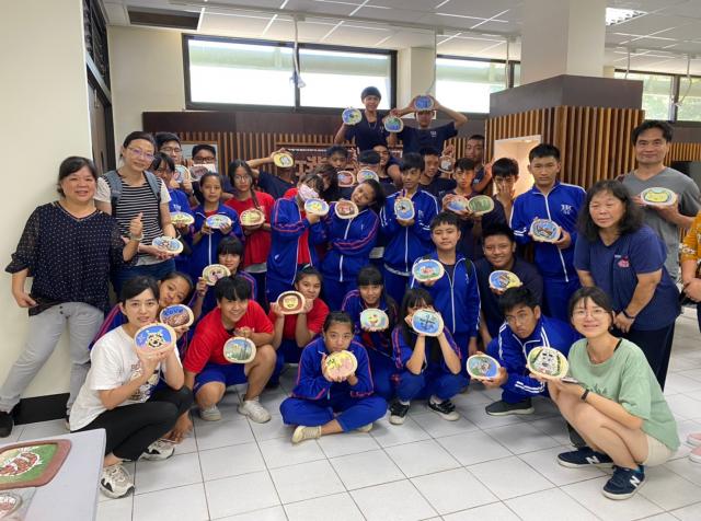 https://xc.hlc.edu.tw/~smjh_www/uploads/tadgallery/2021_04_14/1308_20200620璞石畫體驗_200712_108.jpg 
