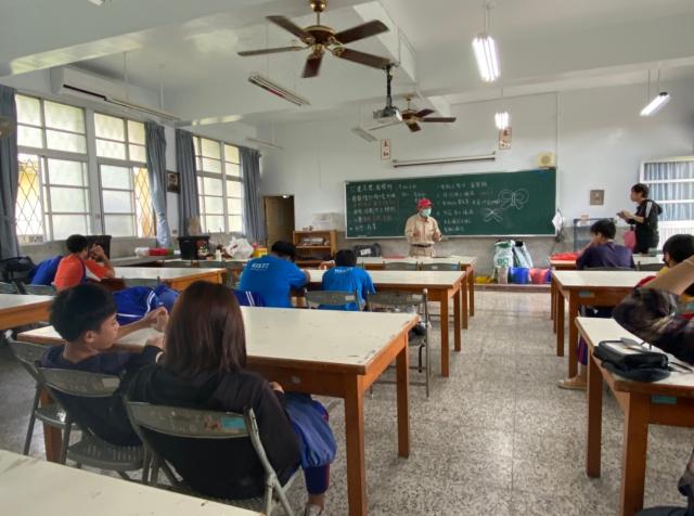 https://xc.hlc.edu.tw/~smjh_www/uploads/tadgallery/2021_04_14/1537_20201211八年級高中職參訪_210202_33.jpg 