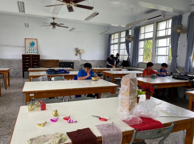 https://xc.hlc.edu.tw/~smjh_www/uploads/tadgallery/2021_04_14/1569_20201211八年級高中職參訪_210202_65.jpg 