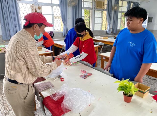 https://xc.hlc.edu.tw/~smjh_www/uploads/tadgallery/2021_04_14/1579_20201211八年級高中職參訪_210202_75.jpg 