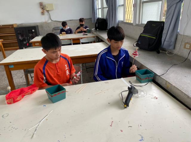 https://xc.hlc.edu.tw/~smjh_www/uploads/tadgallery/2021_04_14/1587_20201211八年級高中職參訪_210202_83.jpg 