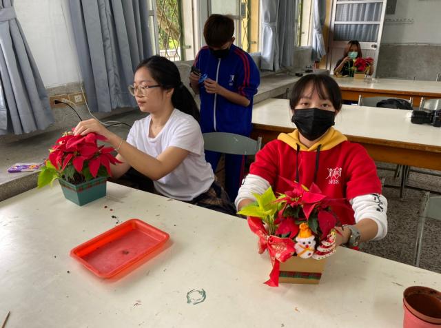 https://xc.hlc.edu.tw/~smjh_www/uploads/tadgallery/2021_04_14/1603_20201211八年級高中職參訪_210202_99.jpg 
