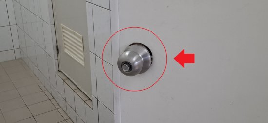 二樓廁所大便池門把(喇叭鎖)已損壞