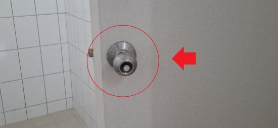 二樓廁所大便池門把(喇叭鎖)已損壞