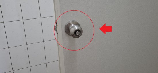 二樓廁所大便池門把(喇叭鎖)已損壞