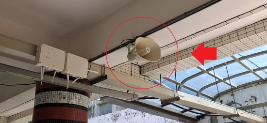 鐘聲喇叭發出嘶嘶雜音