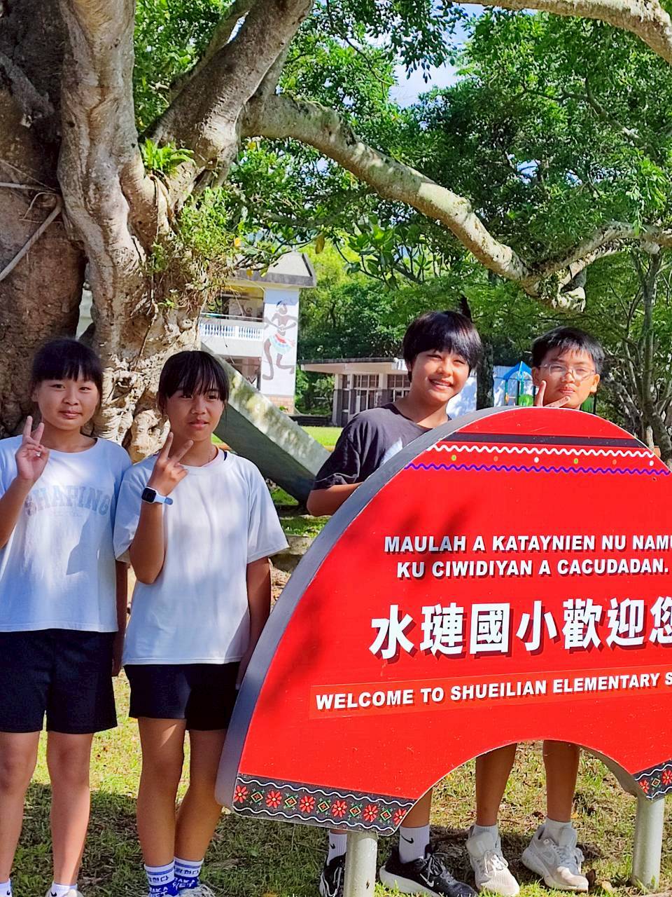 https://xc.hlc.edu.tw/~sulps_www/uploads/tadgallery/2026_05_27/6200_LINE_ALBUM_2026523畢業生與師生照_260527_9.jpg 