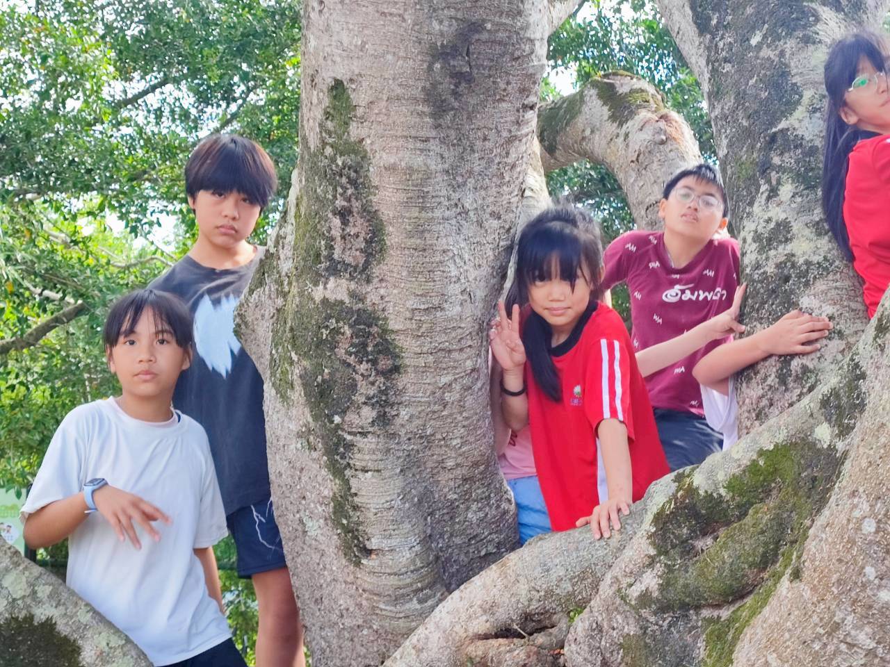 https://xc.hlc.edu.tw/~sulps_www/uploads/tadgallery/2026_05_27/6256_LINE_ALBUM_2026523畢業生與師生照_260527_65.jpg 