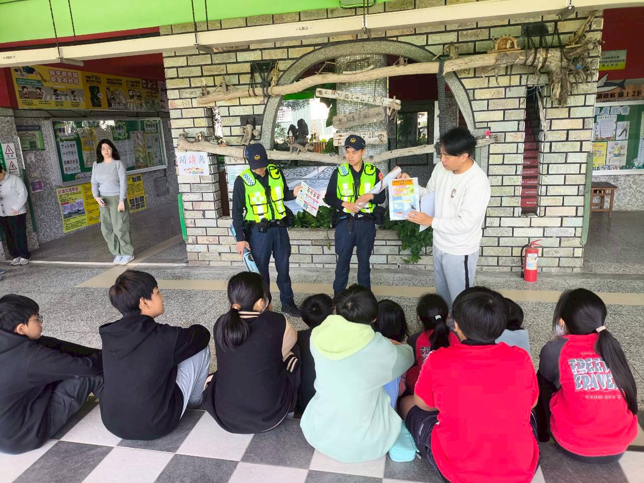 https://xc.hlc.edu.tw/~sulps_www/uploads/tadgallery/2026_06_04/6422_LINE_ALBUM_0313防災校安演練_260527_33.jpg 