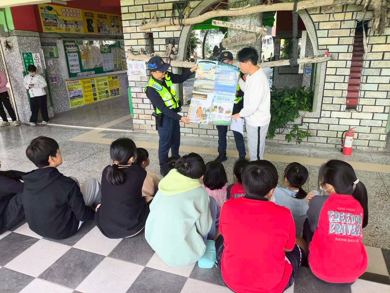 https://xc.hlc.edu.tw/~sulps_www/uploads/tadgallery/2026_06_04/6423_LINE_ALBUM_0313防災校安演練_260527_34.jpg 