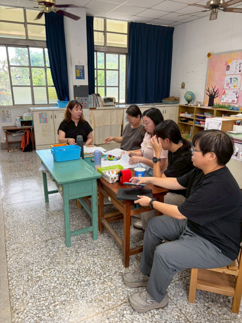 LINE_ALBUM_20251105社群雙語公開觀議課之議課（宜玟）_251112_1.jpg