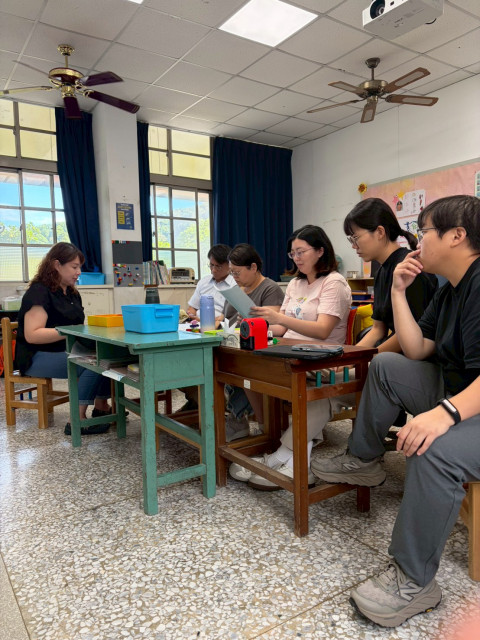 LINE_ALBUM_20251105社群雙語公開觀議課之議課（宜玟）_251112_10.jpg