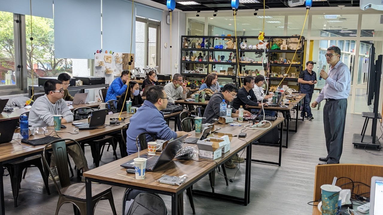 「【壽亮】知識與創新，融合AR/VR，點燃教育的新火花！」封面